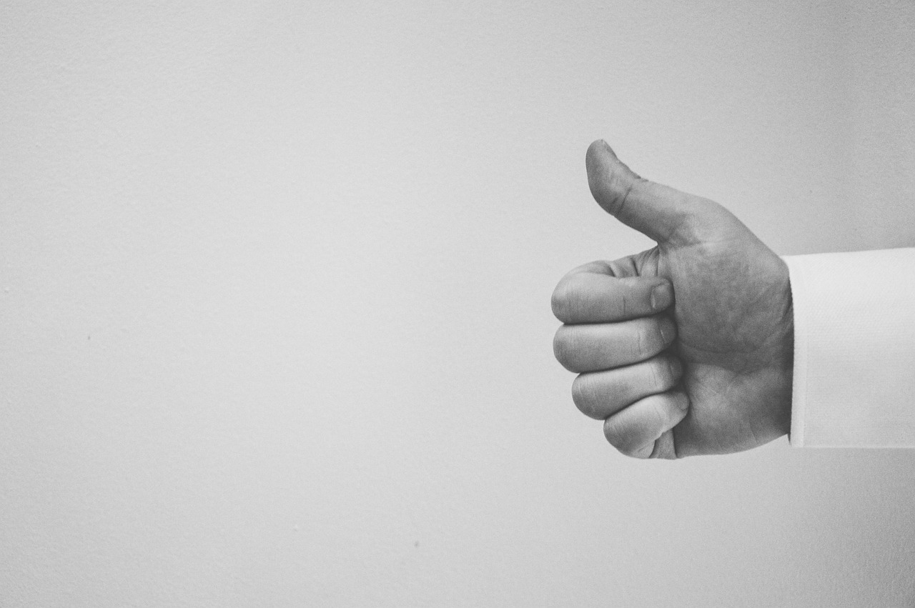 thumbs up, hand, people-926080.jpg